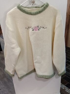 (539) Cream Crewneck Sweater with Pink Rose & Green Trim
